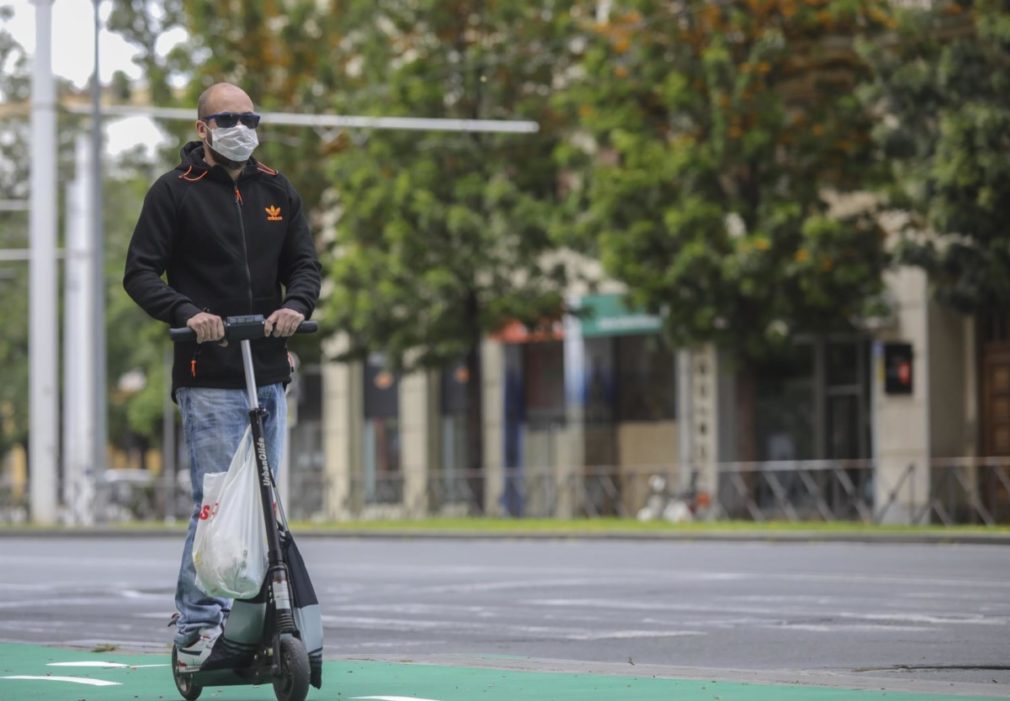 Una persona usa el patinete como medio de transporte durante la pandemia