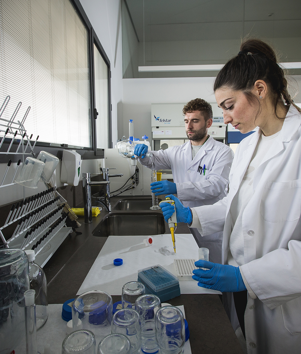 Investigadores trabajando en un laboratorio de la Facultad de Ciencias de la Salud