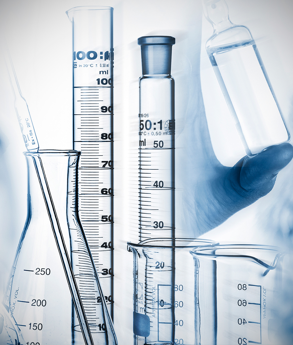 La imagen muestra el uso de múltiples utensilios presentes en un laboratorio, desde vasos de precipitados hasta jeringuillas