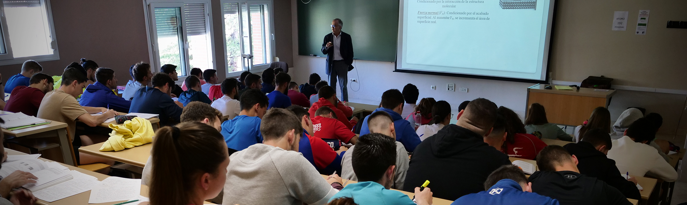 Estudiantes de la Facultad de Ciencias del Deporte asisten a una clase magistral en una de las aulas del centro.