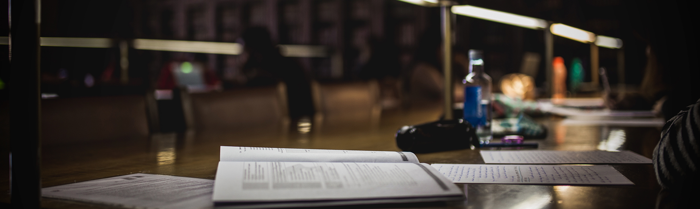 Apuntes sobre una mesa de estudio de la biblioteca del Hospital Real