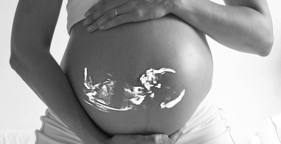 Una embarazada se acaricia el vientre