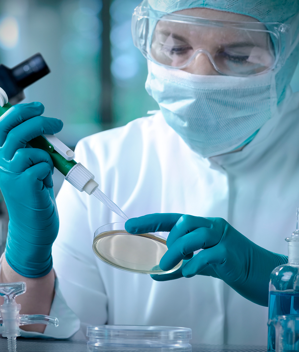 Una investigadora realiza la preparación de un medio de cultivo en un laboratorio especializado